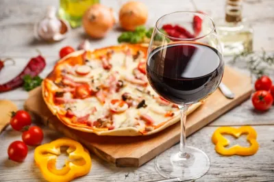 Rượu vang và pizza: Sự kết hợp đầy thú vị trên bàn ăn
